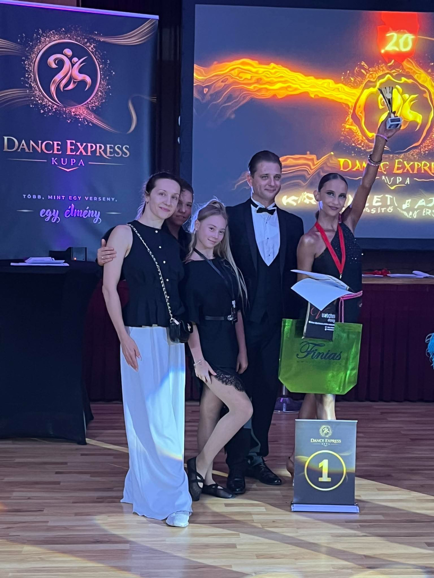 Dance Express Kupa — csapat az első hely szignáljánál